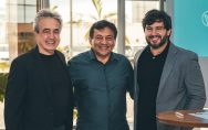 Foto para firmar parceria entre INDT e Venture Hub. Na esquerda e na direita estão dois sócios da Venture Hub, um em cada lado, e no centro está o CEO do INDT.