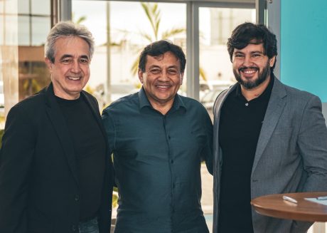 Foto para firmar parceria entre INDT e Venture Hub. Na esquerda e na direita estão dois sócios da Venture Hub, um em cada lado, e no centro está o CEO do INDT.