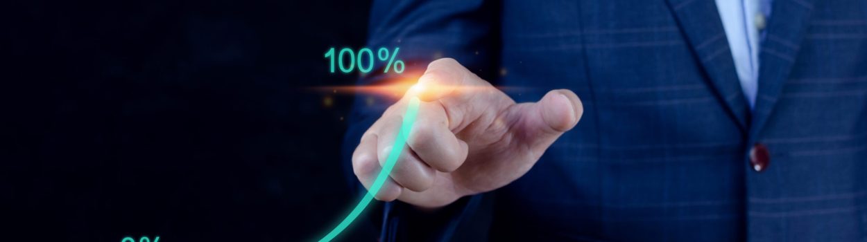 Profissional de negócios em traje social aponta para um gráfico digital em curva que cresce de 0% a 100%, simbolizando crescimento exponencial, sucesso empresarial, metas alcançadas e estratégia de performance. Imagem de capa para o blogpost ROI da Inovação.