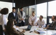 Gestão Empresarial Integrada - Homens e mulheres em uma sala de reunião conversando